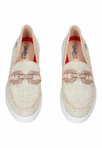 Scarpe slip-on di un beige chiaro in tessuto intrecciato con una finitura texture, caratterizzate da una fascia decorativa rosa e hardware decorativo nella parte anteriore. Suola bianca.