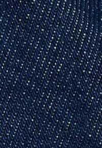 Denim-kangas tummansinisessä värissä, jossa on klassinen twill-kudontatekstuuri hienovaraisilla diagonaalisilla viivoilla ja lievällä kiillolla.