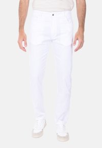 Pantaloni di cotone bianchi con un design a gamba dritta, dotati di chiusura con zip frontale, due tasche laterali e una consistenza liscia.