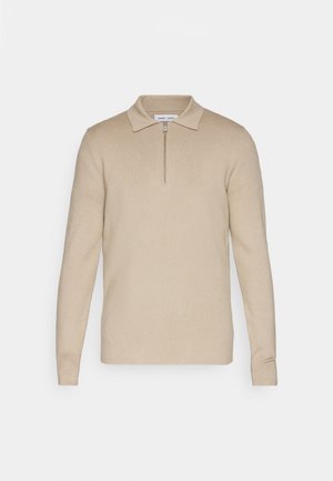 Beige hosszú ujjú pulóver cipzáros gallérral. Puha, texturált anyag, testhez álló fazonnal. Minimalista design minta vagy díszítés nélkül.