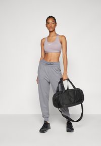 Nike Performance BRA - Sport-bh met medium support - light violet/ore white