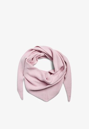 Blød lyserød strikket trekantet halstørklæde lagt fladt med spidse ender, der viser tekstureret ribmønster.