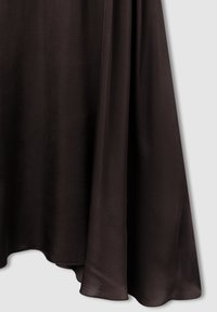 Gonna nera in satin con un design fluido, texture liscia e una leggera lucentezza. Presenta un orlo curvo e dettagli di cuciture pulite.