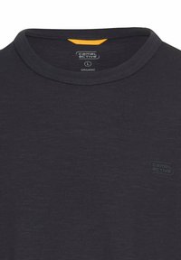Donkergrijze, organische katoenen t-shirt met ronde hals, korte mouwen en een klein logo-label op de borst. Heeft een gladde textuur.