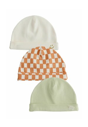 Trzy prążkowane dzianinowe czapki w kremowym kolorze z uśmiechniętą buźką, pomarańczowo-białą szachownicą i jasnozieloną z małym haftowanym logo.