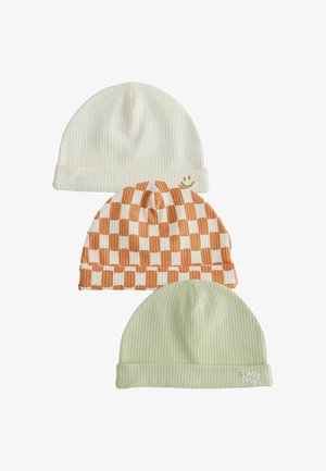 Tri rebrované pletené čiapky v krémovej farbe s usmievavou tvárou, oranžovo-bielou šachovnicou a svetlozelenou s malým vyšitým logom.