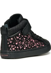 Zapatillas altas que presentan una tela negra con acentos de manchas rosas, cuero sintético en la puntera y una correa de velcro. Marca Geox en la suela.