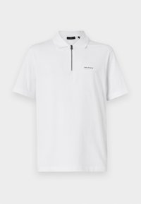 Balta polo krekls ar īsām piedurknēm, rāvējslēdzēja apkakle un neliels melns "BELSTAFF" logo kreisajā krūtī. Gluda kokvilnas tekstūra.