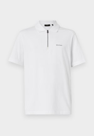 Vit polo skjorta med korta ärmar, dragkedja i kragen, och liten svart "BELSTAFF" logga på vänster bröst. Mjuk bomullstextur.