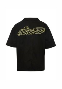 Fekete, rövid ujjú póló, sárga hímzett "Rocawear" logóval, dőlt betűkkel, az "est. '99" részlettel a hátsó részen.