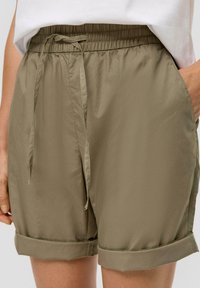 s.Oliver REGULAR - Shorts - olivgrün