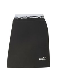 Falda atlética negra hecha de una tela suave. Presenta un logo de Puma en blanco y una cinturilla blanca con el texto "PUMA" repetido.
