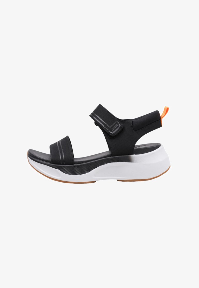 Sandalia deportiva negra con correas de Velcro ajustables, parte superior negra texturizada, media suela blanca y suela de goma con un tirador naranja.
