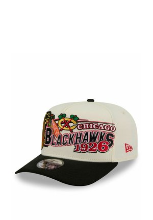 Weiße und schwarze Chicago Blackhawks Kappe mit gesticktem Logo, Text "Chicago Blackhawks 1926" und New Era Logo an der Seite.