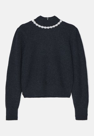 Pulover din tricot cu nervuri de culoare bleumarin închis, cu mâneci lungi și guler înalt, decorat cu un detaliu de gât cu colier floral din mărgele albe.