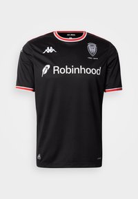 Maillot de sport noir à manches courtes, avec des accents blancs et rouges au col et aux manches. Présente un logo, le nom de la marque et un texte commémoratif.