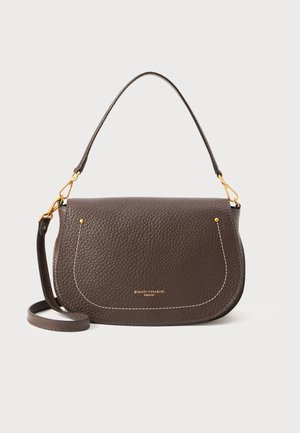 Barna bőrtáska textúrált felülettel, ívelt formával, fehér varrással és arany díszítéssel. Állítható vállpánt tartozik hozzá.