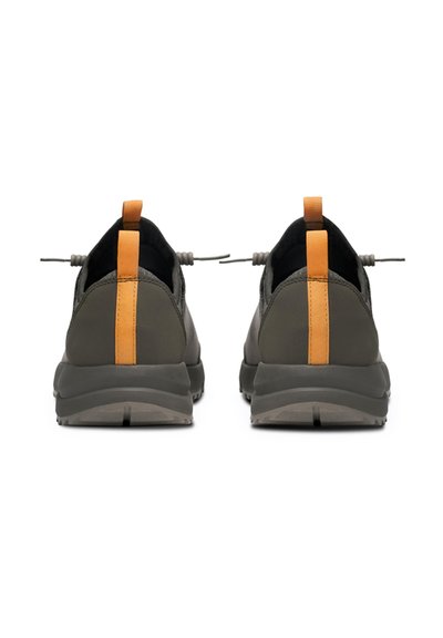 Scarpe sportive da uomo in verde scuro con una finitura testurizzata. Presentano una linguetta sul tallone arancione e lacci elastici per un facile aggiustamento.