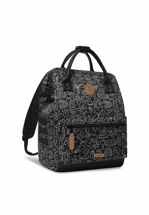 Schwarzer Stoffrucksack mit weißem abstraktem Muster, verfügt über Lederakzente, obere Griffe und verstellbare Schultergurte. Enthält eine Fronttasche.
