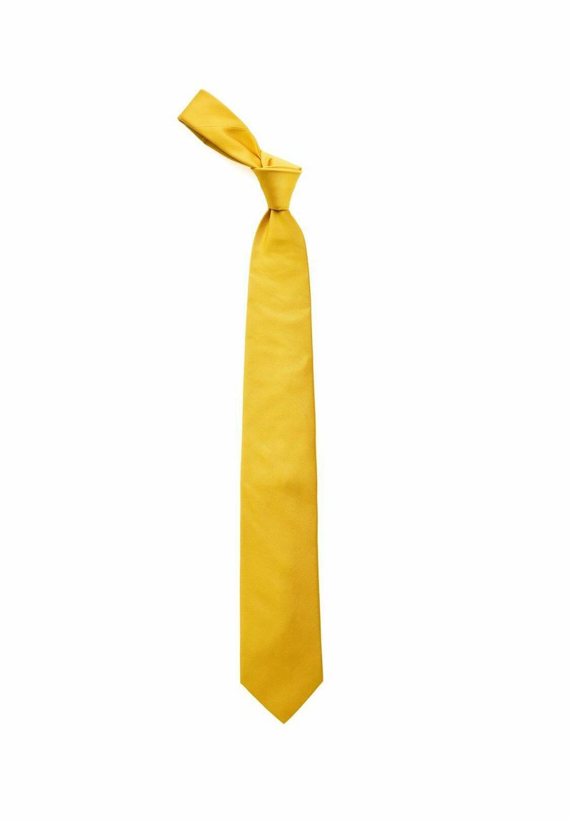 Gul slips av mjukt tyg, med en enhetlig färg, spetsig ände och knuten topp, hängande mot en vit bakgrund.