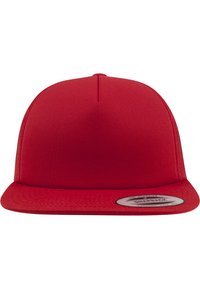 Rød snapback kasket med flad skygge, glat stofoverflade, central søm på toppen, og et cirkulært mærke på den fremadskuende skygge.