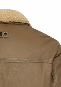 Braune Lederjacke mit einem hellbraunen Lammfellkragen, der eine glatte Textur, eine horizontale Naht und ein kleines schwarzes Etikett auf der Rückseite aufweist.