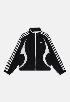 Μαύρο μπουφάν από λείο ύφασμα, με ψηλό γιακά, λευκές λεπτομέρειες και τρεις λευκές ρίγες σε κάθε μανίκι. Κλείσιμο με φερμουάρ μπροστά και λεπτομέρεια λογότυπου.