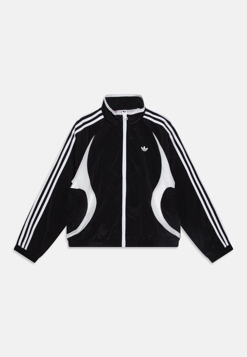 Juodas švarkas, pasižymintis lygia medžiaga, aukštu apykakle, baltais akcentais ir trimis tomis pačiomis baltomis juostelėmis ant kiekvienos rankovės. Uždarymas su užtrauktuku priekyje ir logotipo detalė.