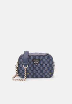 Kleine rechthoekige Guess crossbody tas met blauw geruit patroon, gouden kettingriem en driehoekig logo aan de voorkant.