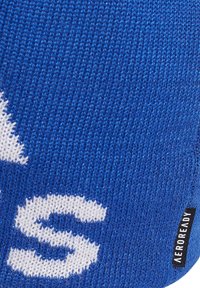 Calza blu lavorata a maglia con un motivo testuale bianco e tessuto texture. Presenta un'etichetta nera con la scritta "AEROREADY" sul lato.