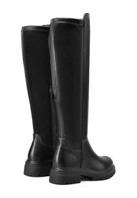 Stivali alti in pelle nera con finitura testurizzata, cerniera laterale e suola robusta. Presentano una parte superiore liscia e un design minimalista.