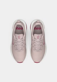 Rózsaszín Nike sportcipők légies hálós felsőrészéggel, fehér középtalppal és rózsaszín kiegészítőkkel. Fűzős dizájnnal rendelkezik, a talpbetéten pedig Air Zoom márkajelzés található.
