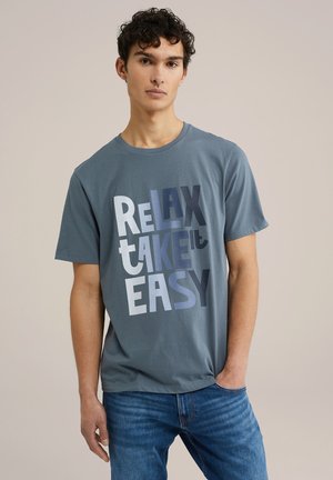 Grijze katoenen t-shirt met dikke, multikleurige tekst "RELAX TAKE IT EASY", met een ronde halslijn en korte mouwen. Comfortabele pasvorm.