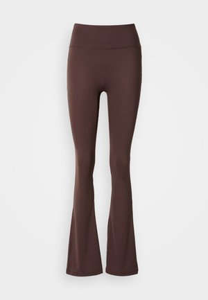 Leggings marrones con corte acampanado, confeccionadas en tejido elástico, con cintura alta y textura suave, adecuadas para actividades físicas o uso diario.