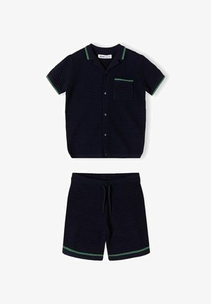 Cămașă bleumarin din tricot cu mâneci scurte, nasturi și finisaje verzi, cu pantaloni scurți asortați cu șnur și finisaje verzi pe marginile tivurilor.