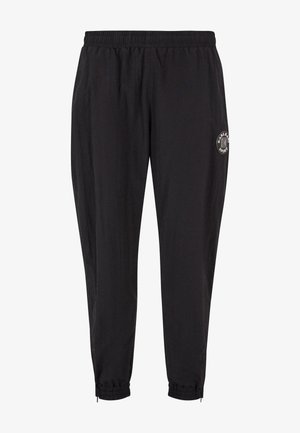 Fekete sportnadrág könnyű anyagból, elasztikus derékrésszel, szűkített lábakkal és egy kör alakú logóval a bal combon.