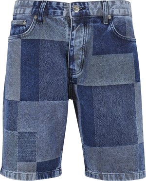 Shorts en denim avec un design en patchwork dans des nuances variées de bleu, dotés d'une coupe classique à cinq poches et d'une fermeture à bouton en métal.