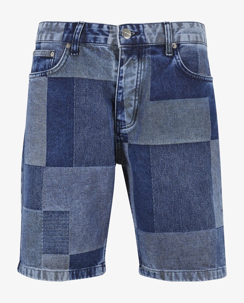 Denim-Shorts mit einem Patchwork-Design in verschiedenen Blautönen, klassischem Fünf-Taschen-Layout und einer Metallknopfverschluss.