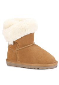 Stivaletto in camoscio beige con risvolto in pelliccia sintetica bianca, punta tondeggiante e suola in gomma con battistrada testurizzato per una buona aderenza. Accenti di cuciture rinforzate.