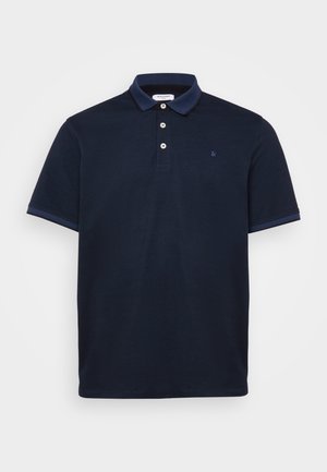 Tamsiai mėlynas polo marškinėlis, pagamintas iš minkštos medžiagos, turintis klasikinį apykaklę, tris mygtukus ir kontrastingus dryžuotus akcentus ant rankovių.