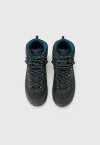 Scarpe da trekking in grigio scuro e blu, con una tomaia testurizzata, colletto imbottito e sistema di allacciatura a rete per una vestibilità sicura.