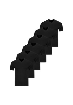 Seks ensfarvede sorte kortærmede T-shirts med V-hals, arrangeret i en trappestiget lodret stak på hvid baggrund.