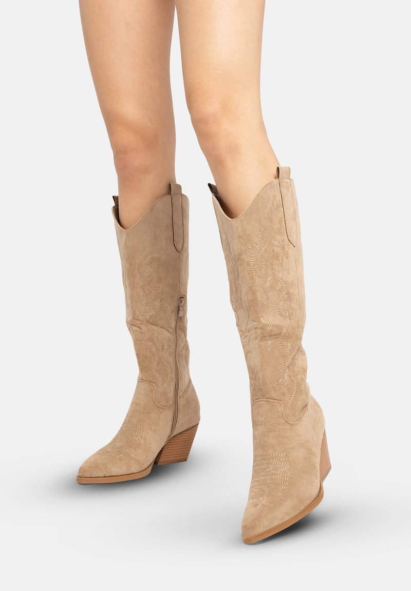 Tan suède cowboylaarzen met een puntige neus en een schuin blokhak, voorzien van decoratieve stiksels en een zijrits voor gemakkelijk dragen.