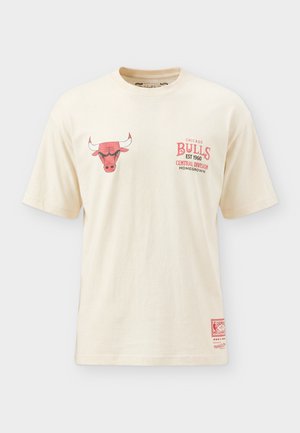 Mitchell & Ness, FULL COURT PRESSED BOXY TEE CHICAGO BULLS - Ρούχα για κλαμπ - stone