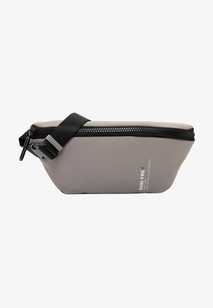 Szara nerka z czarnym zamkiem błyskawicznym i regulowanym paskiem, z oznaczeniem "SURI FREY" i wykonana z recyklingowanego materiału.
