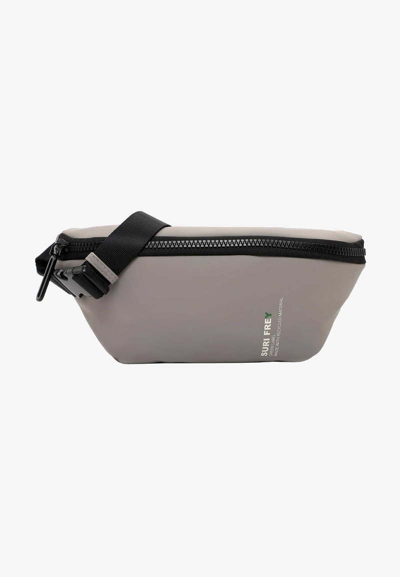 Banane grise avec fermeture éclair noire et sangle réglable, avec marquage "SURI FREY" et fabriquée avec du matériau recyclé.