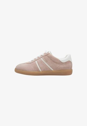 Roze suede sneaker met witte accenten, een rubberen zool en vetersluiting. De zijkant heeft een driekleurig ontwerp in contrasterende stof.