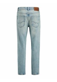 Jeans de mezclilla azul claro con piernas rectas, dos bolsillos traseros y un parche de cuero marrón de la marca en la cinturilla.