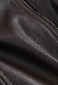 REGULAR FIT - PU BOMBER  . - Odinis švarkas - chocolate brown
