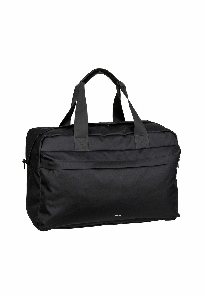 Svart duffelväska med rektangulär form, tillverkad av hållbart tyg. Har dubbla handtag, en framfick med dragkedja och en diskret varumärkeslogotyp.
